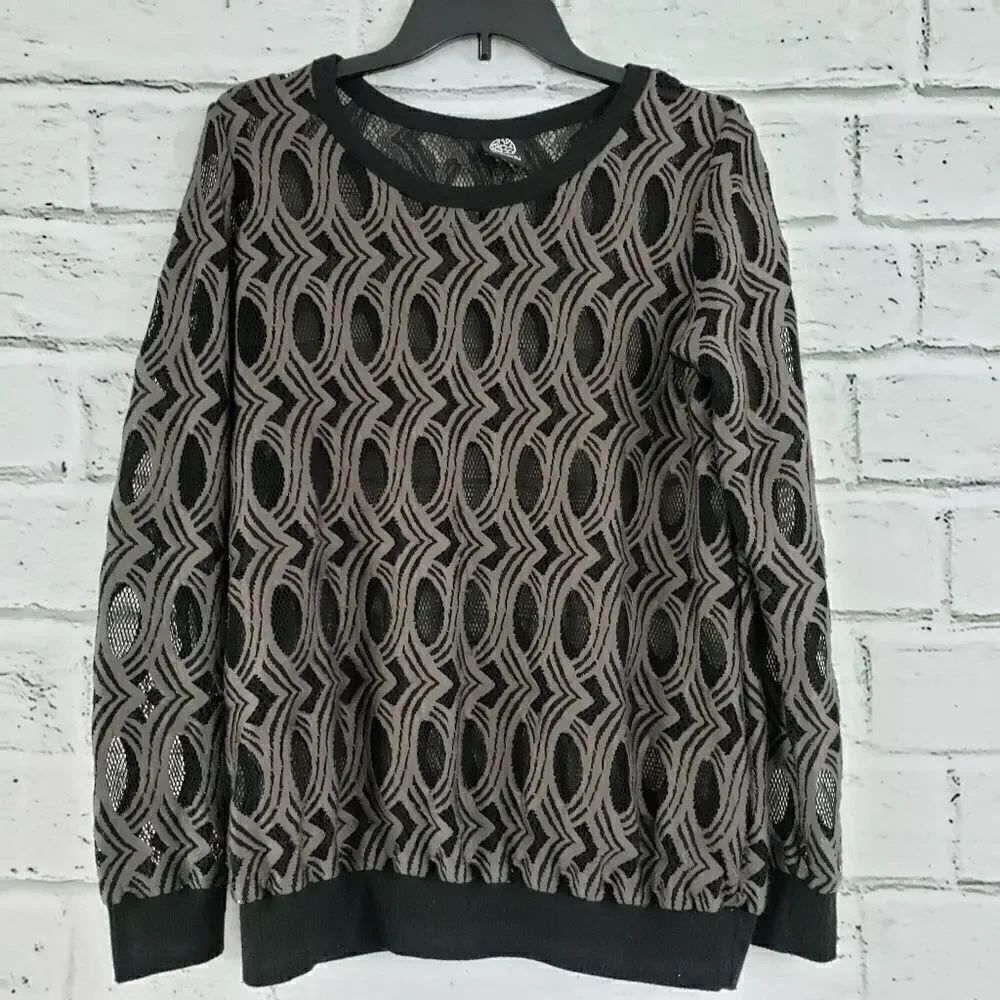 Bobeau sheer lace sweatshirt black and gray